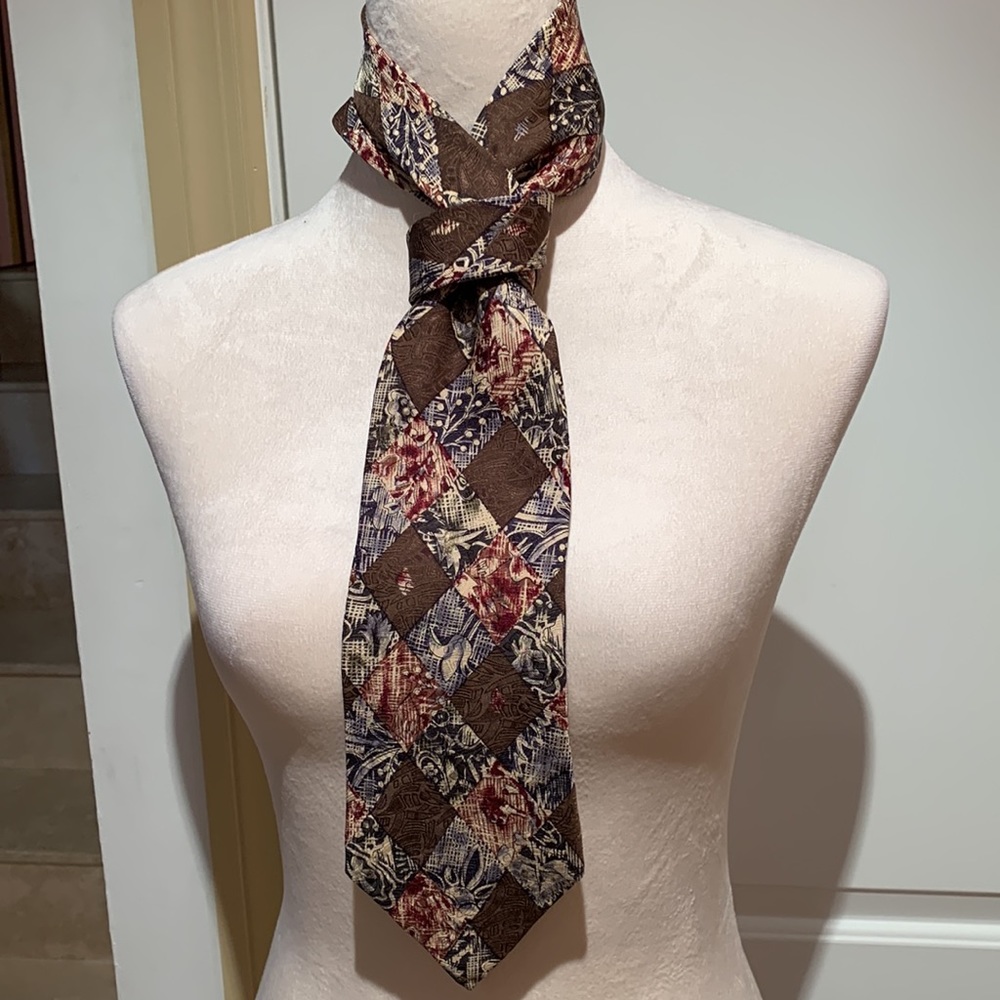 RUE ST. HONORÉ PARIS. 100% Silk Necktie.           56 ins long. Block prints.